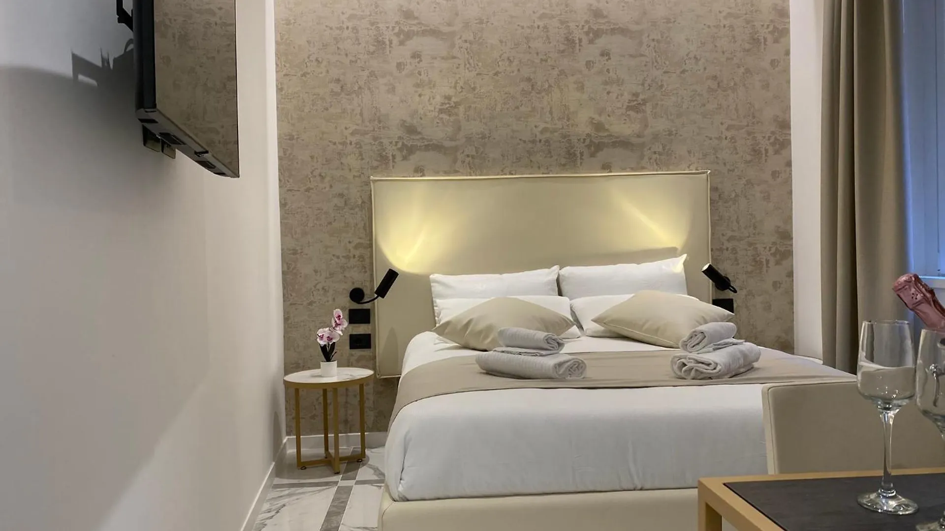Suite Croce Rome 0*,